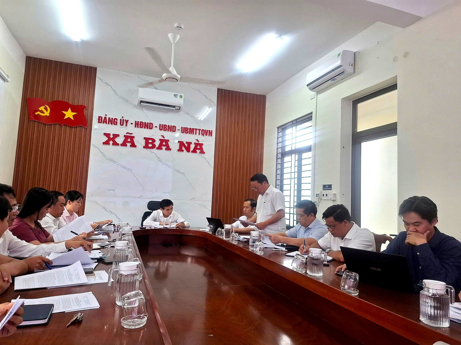 Ông Phan Văn Tôn - Bí thư Đảng ủy, Chủ tịch HĐND xã chủ trì buổi làm việc với UBND xã