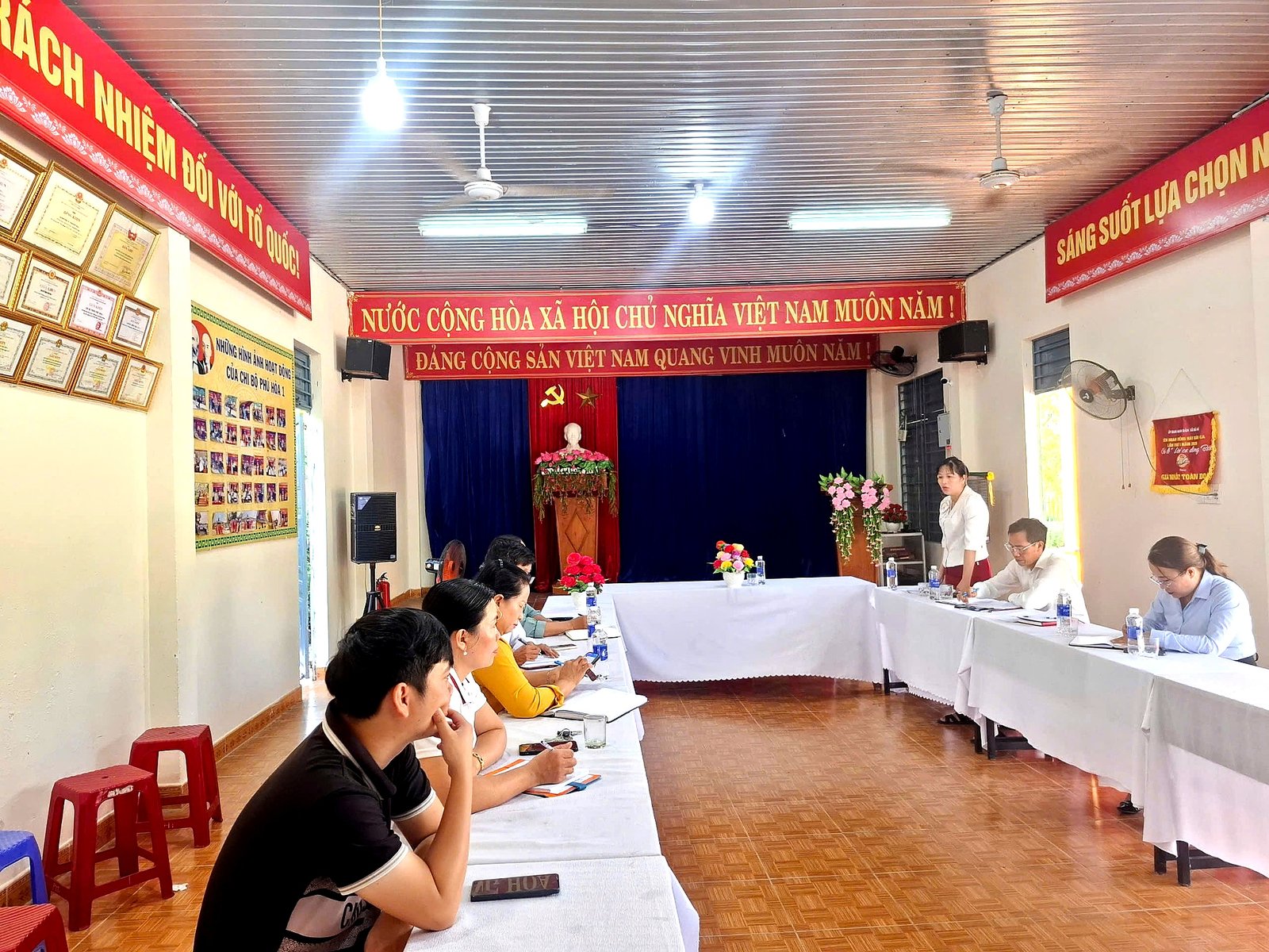 Đoàn giám sát HĐND xã làm việc với hệ thống chính trị và Tổ Công nghệ số cộng đồng các thôn