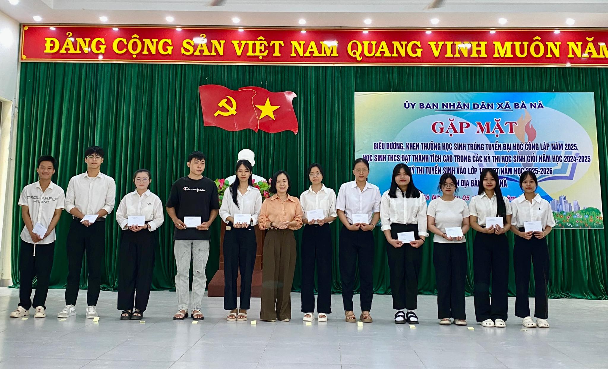 Xã Bà Nà gặp mặt, tuyên dương học sinh giỏi và trúng tuyển đại học
