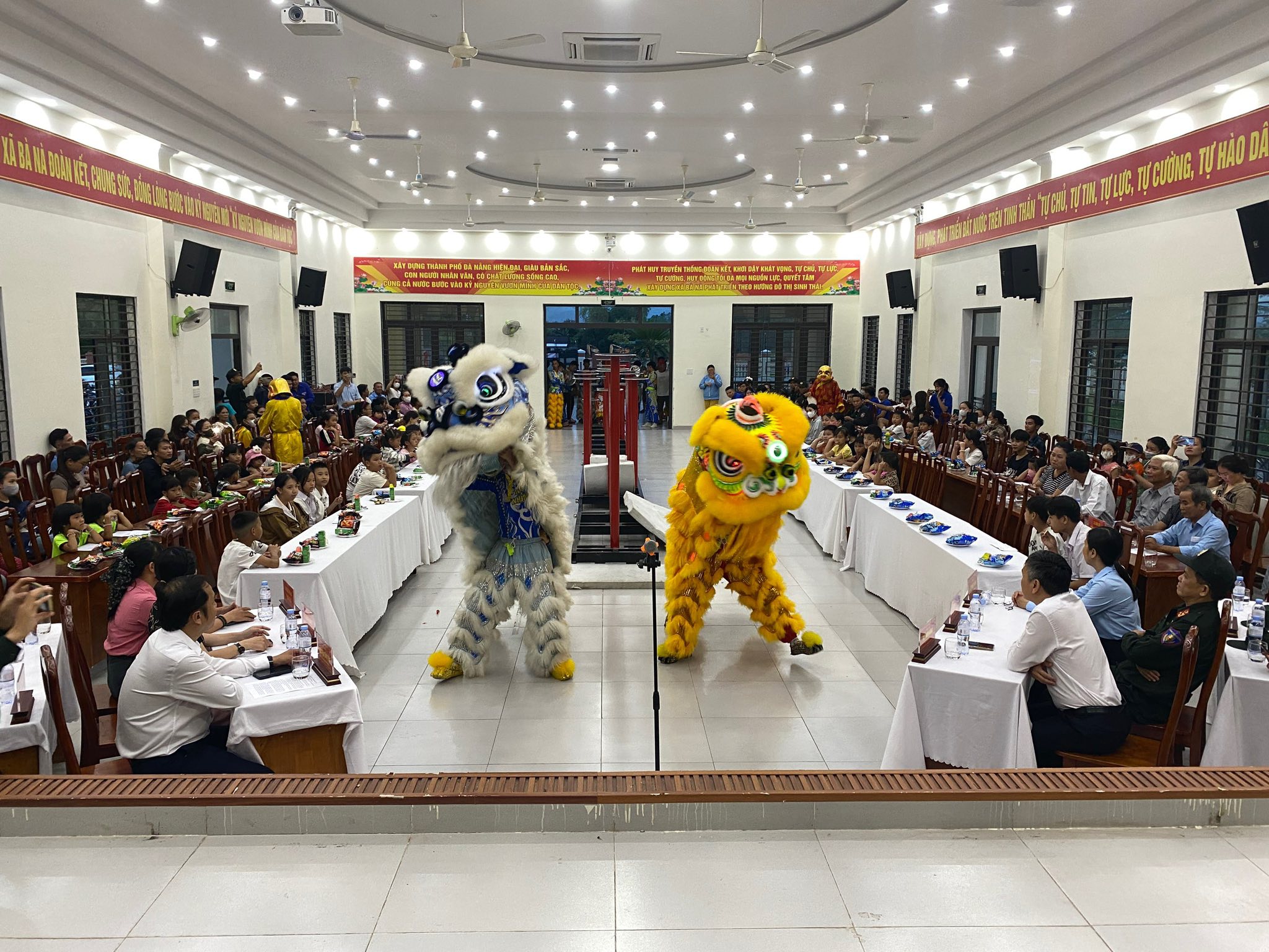 Xã Bà Nà tặng quà Trung thu cho 151 trẻ em nghèo