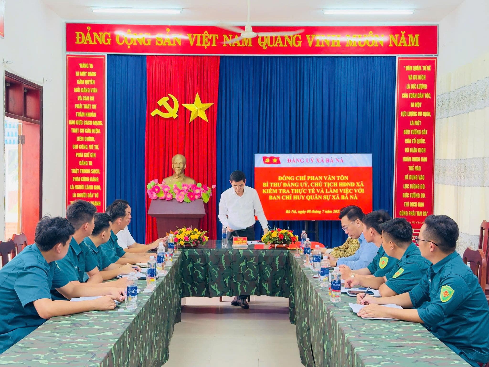 Đồng chí Bí thư Đảng ủy, Chủ tịch HĐND xã kiểm tra thực tế và làm việc với Ban CHQS xã Bà Nà, thành phố Đà Nẵng