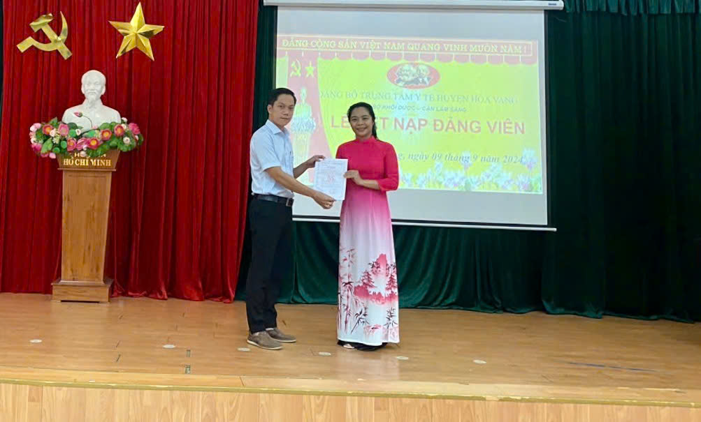 ĐOÁ HOA BLOUSE TRẮNG TOẢ NGÁT HƯƠNG THƠM DƯỚI ÁNH SÁNG VINH QUANG CỦA ĐẢNG