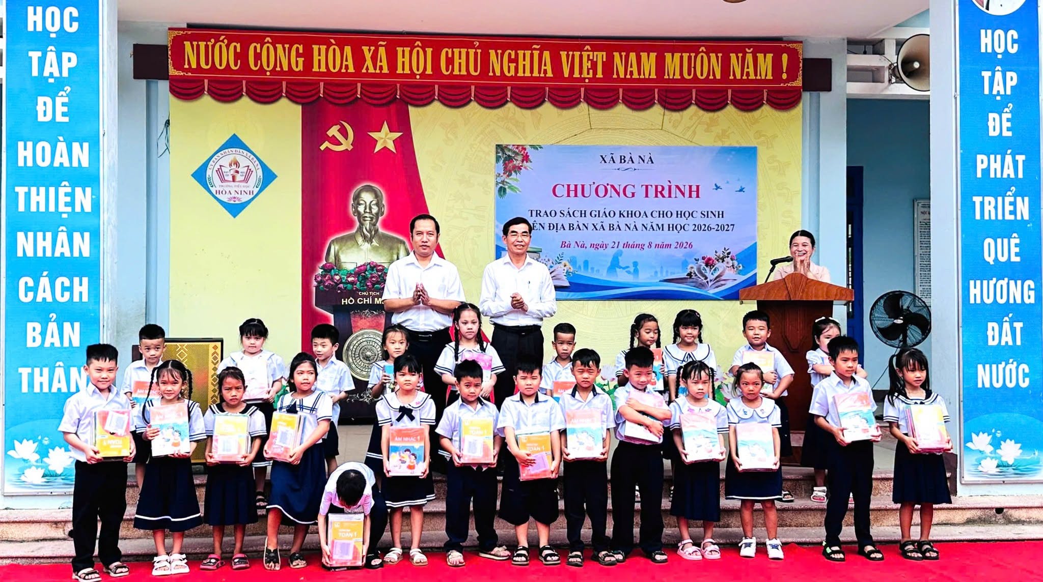 HƠN 1.000 HỌC SINH XÃ BÀ NÀ ĐƯỢC HỖ TRỢ SÁCH GIÁO KHOA TRƯỚC THỀM NĂM HỌC MỚI
