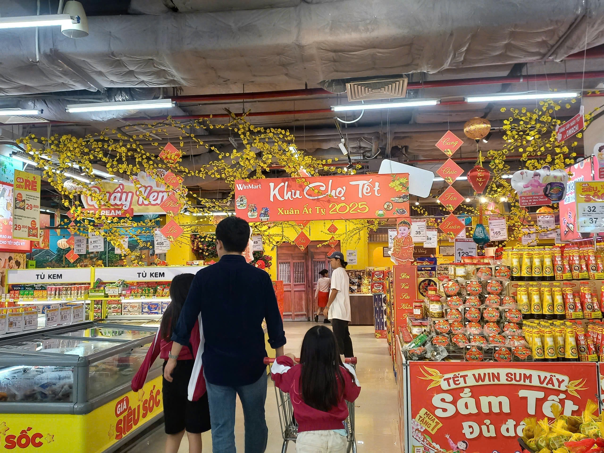 Sôi động không khí mua sắm tại siêu thị trong những ngày cận Tết Nguyên Đán 2025